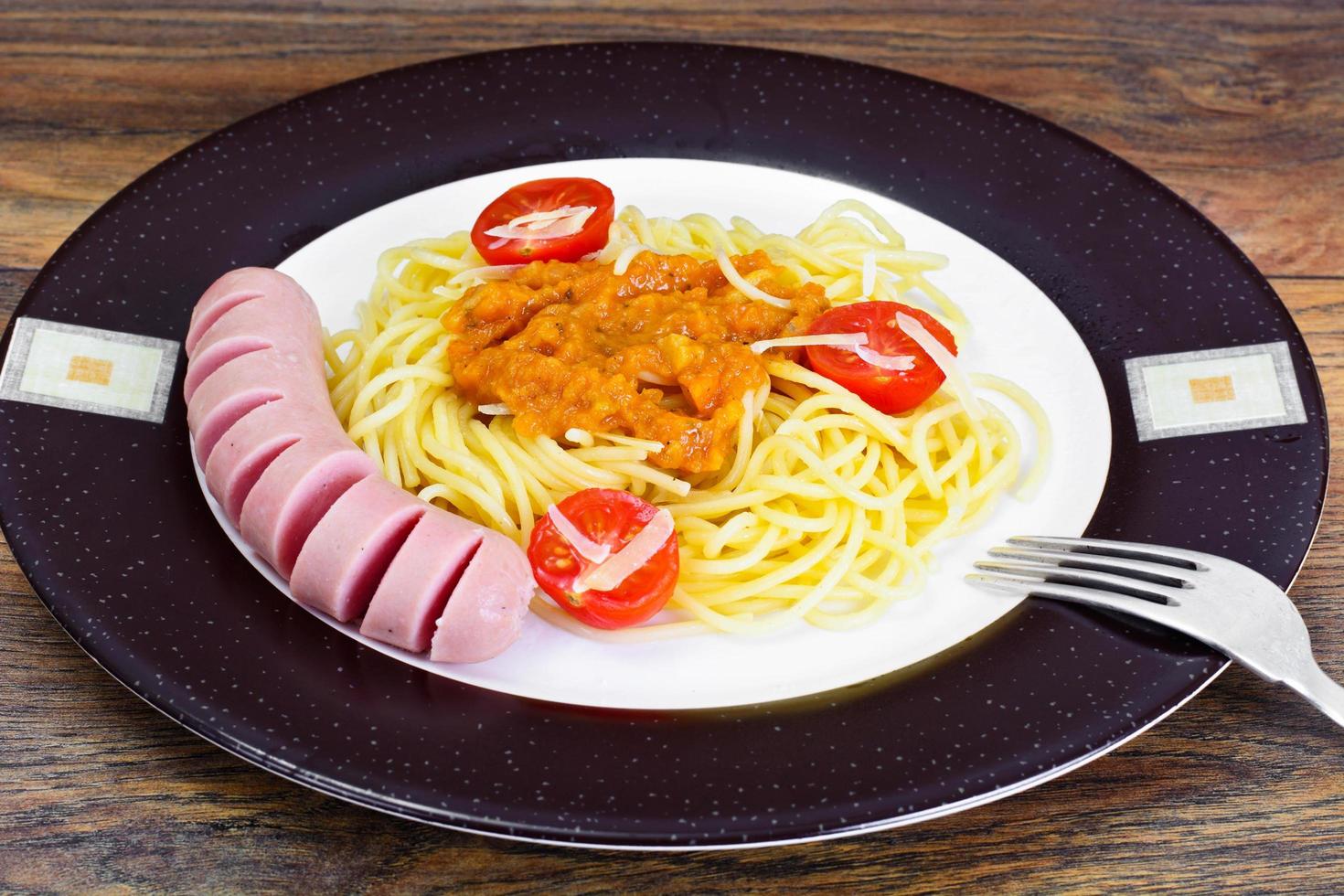 pasta con salsiccia e caviale di zucca alla piastra foto