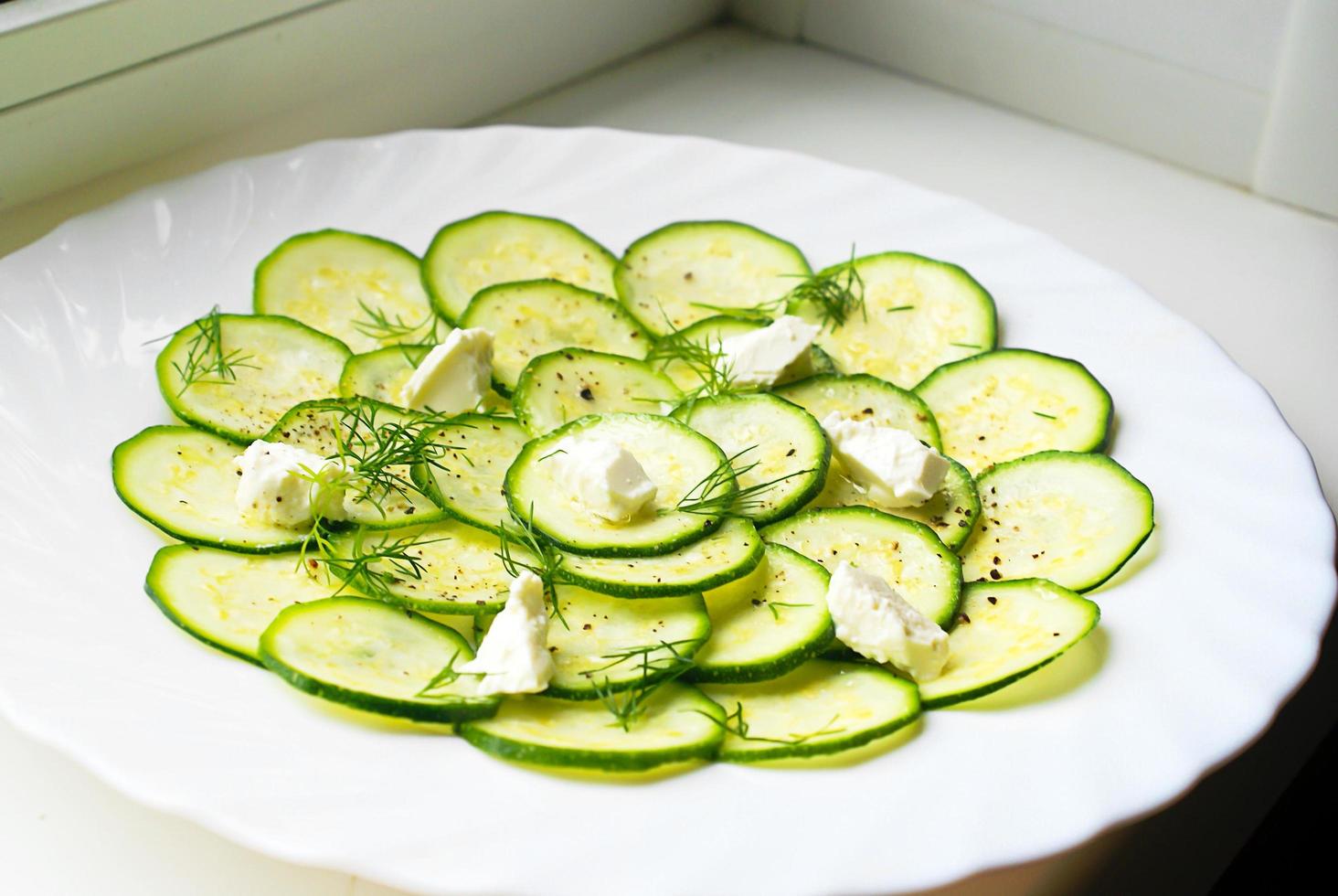 zucchine fritte con formaggio e condimento. foto