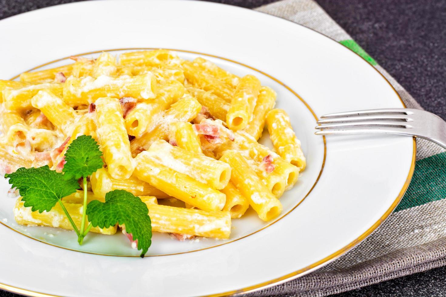 pasta alla carbonara. cucina italiana foto