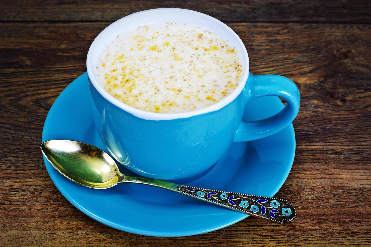 caffè con latte, cappuccino in una tazza retrò blu foto