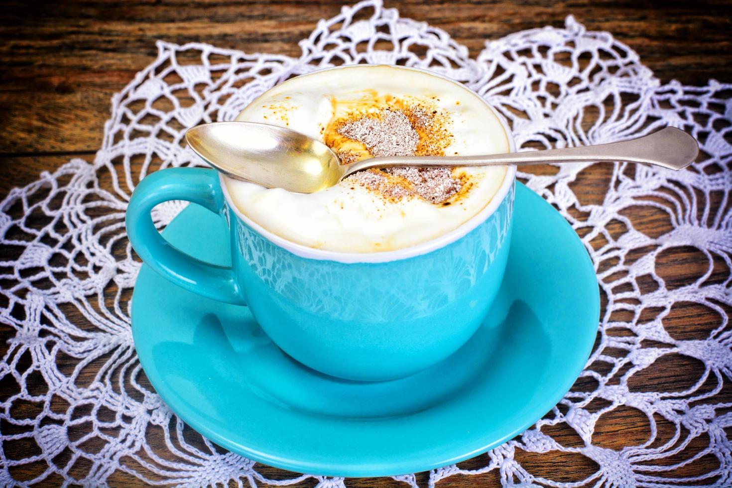 caffè con latte, cappuccino in una tazza retrò blu foto