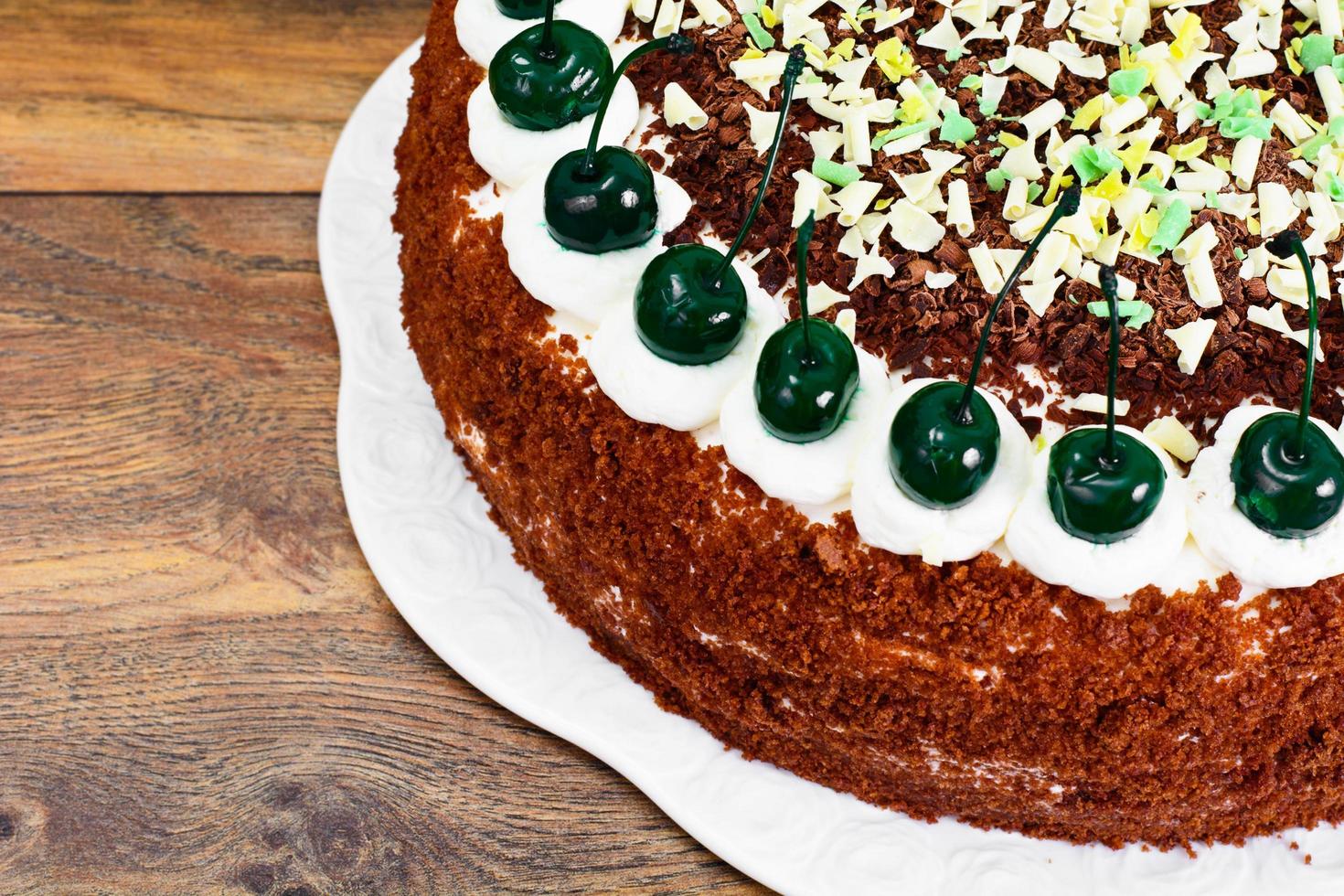 torta schwarzwald, panna montata, cioccolato bianco e nero, deco foto