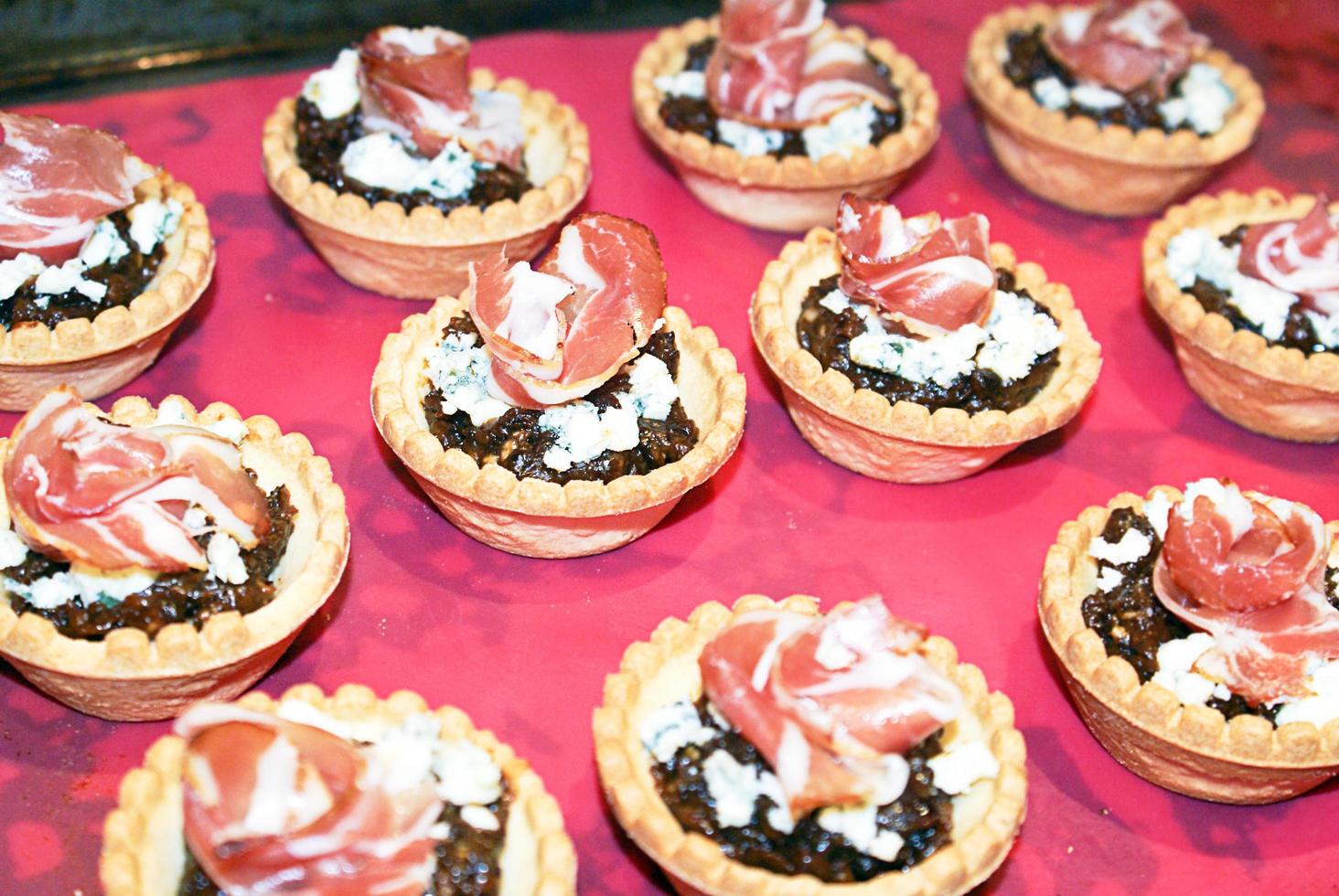 merenda. cestini di pasta con prugne e pancetta. foto