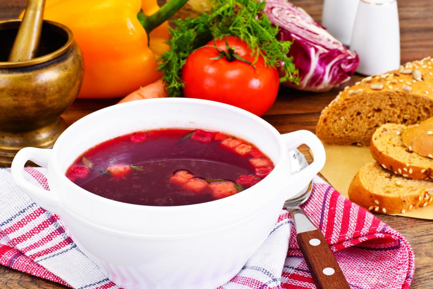 cibo salutare. zuppa di barbabietole, pomodoro e verdure foto