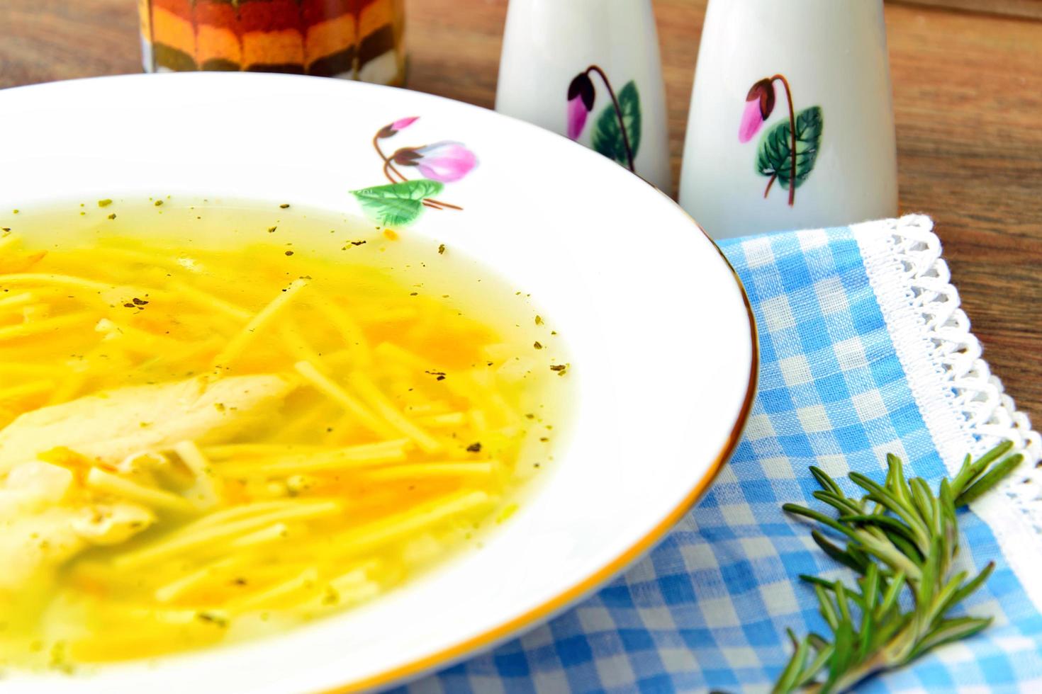 zuppa di brodo di pollo dietetico con prezzemolo. foto