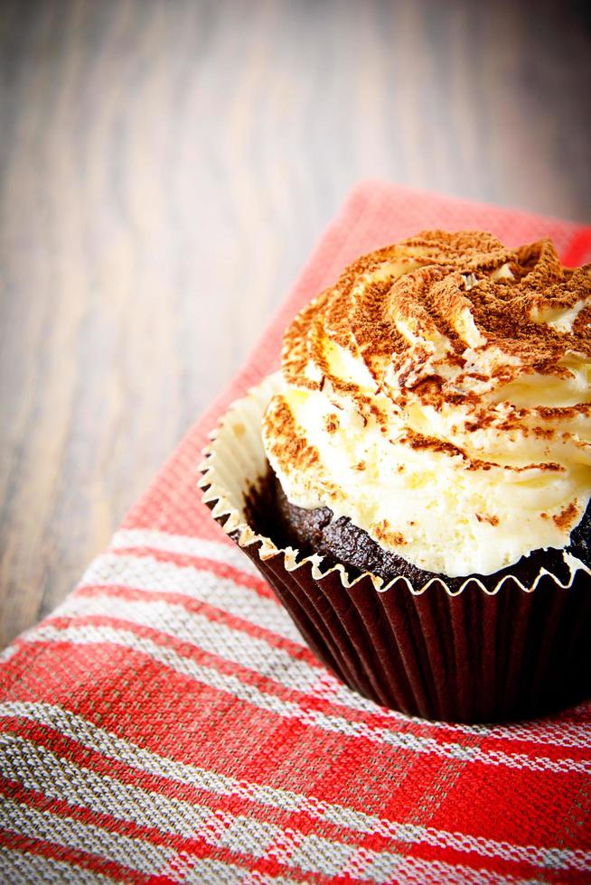 torta con crema, cupcake su fondo legnoso. foto