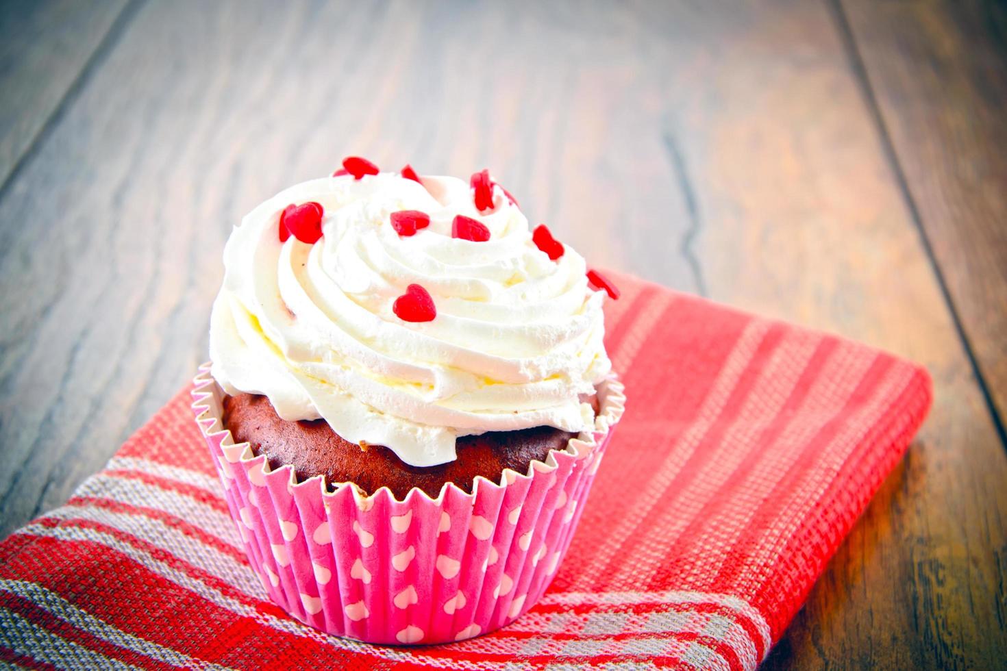 torta con crema, cupcake su fondo legnoso. foto