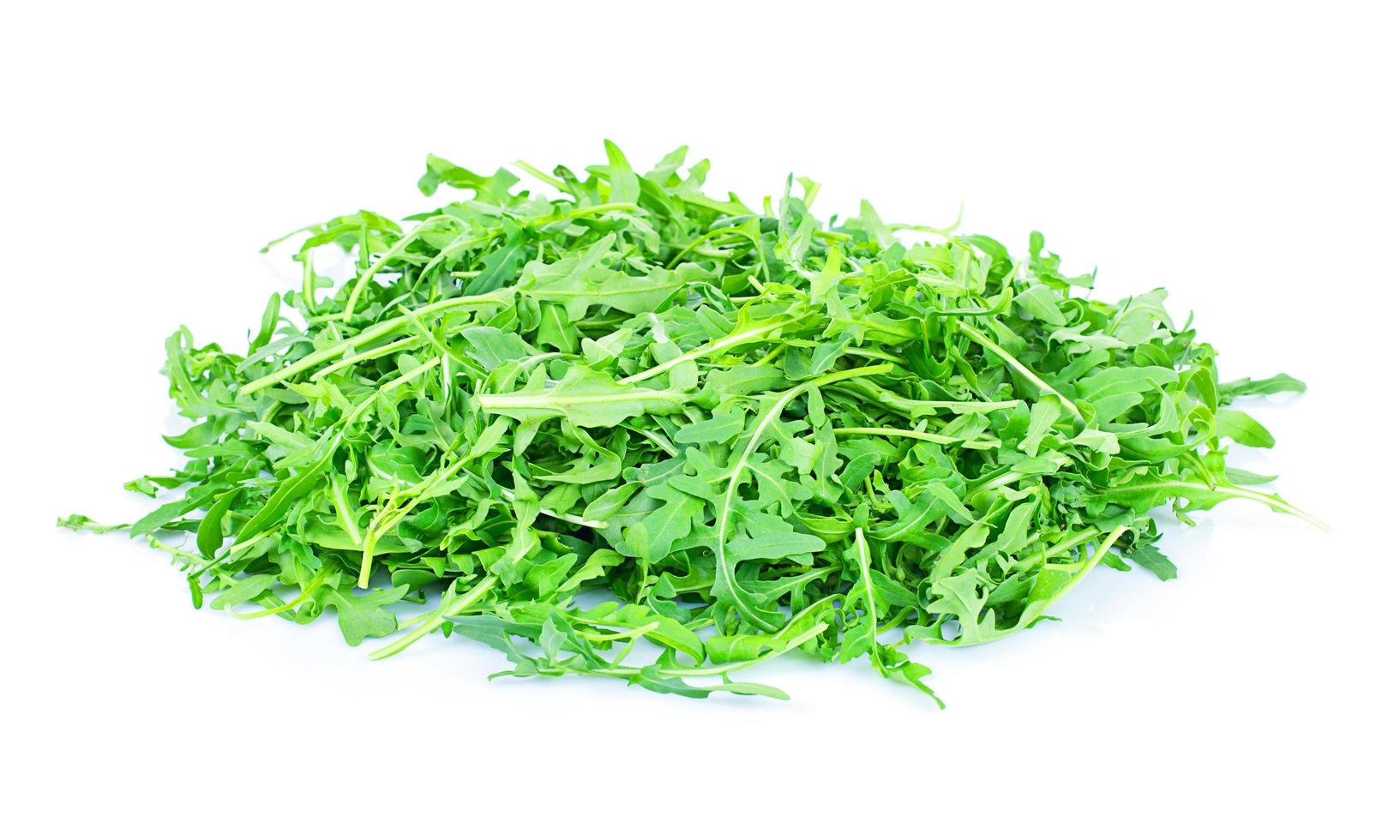 rucola fresca verde su sfondo bianco foto