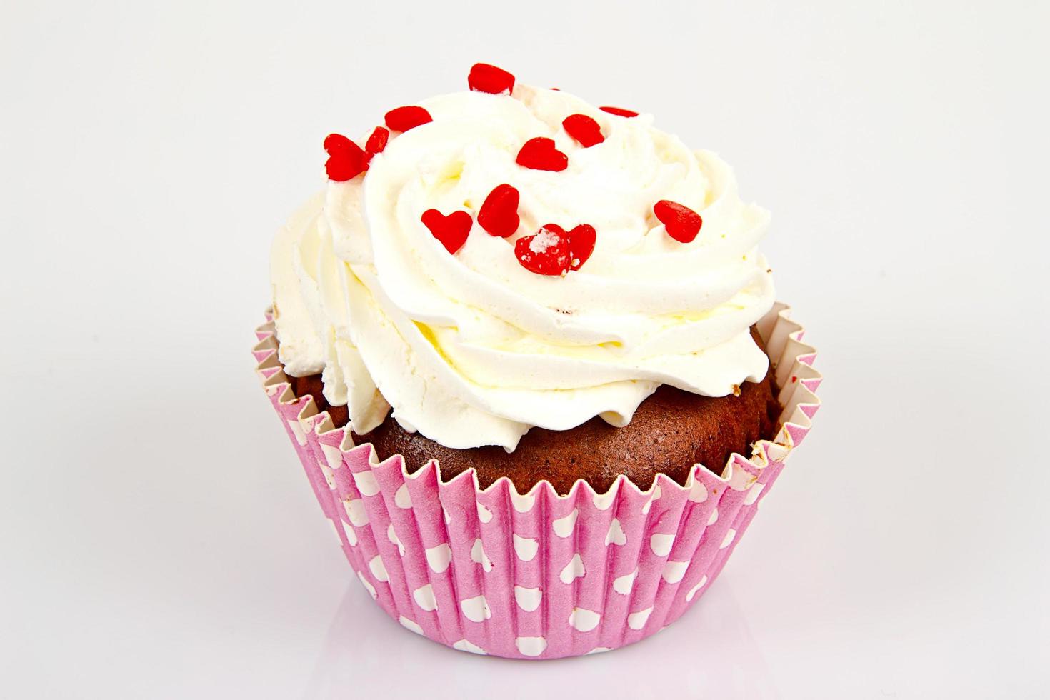 torta con crema, cupcake su sfondo bianco. foto