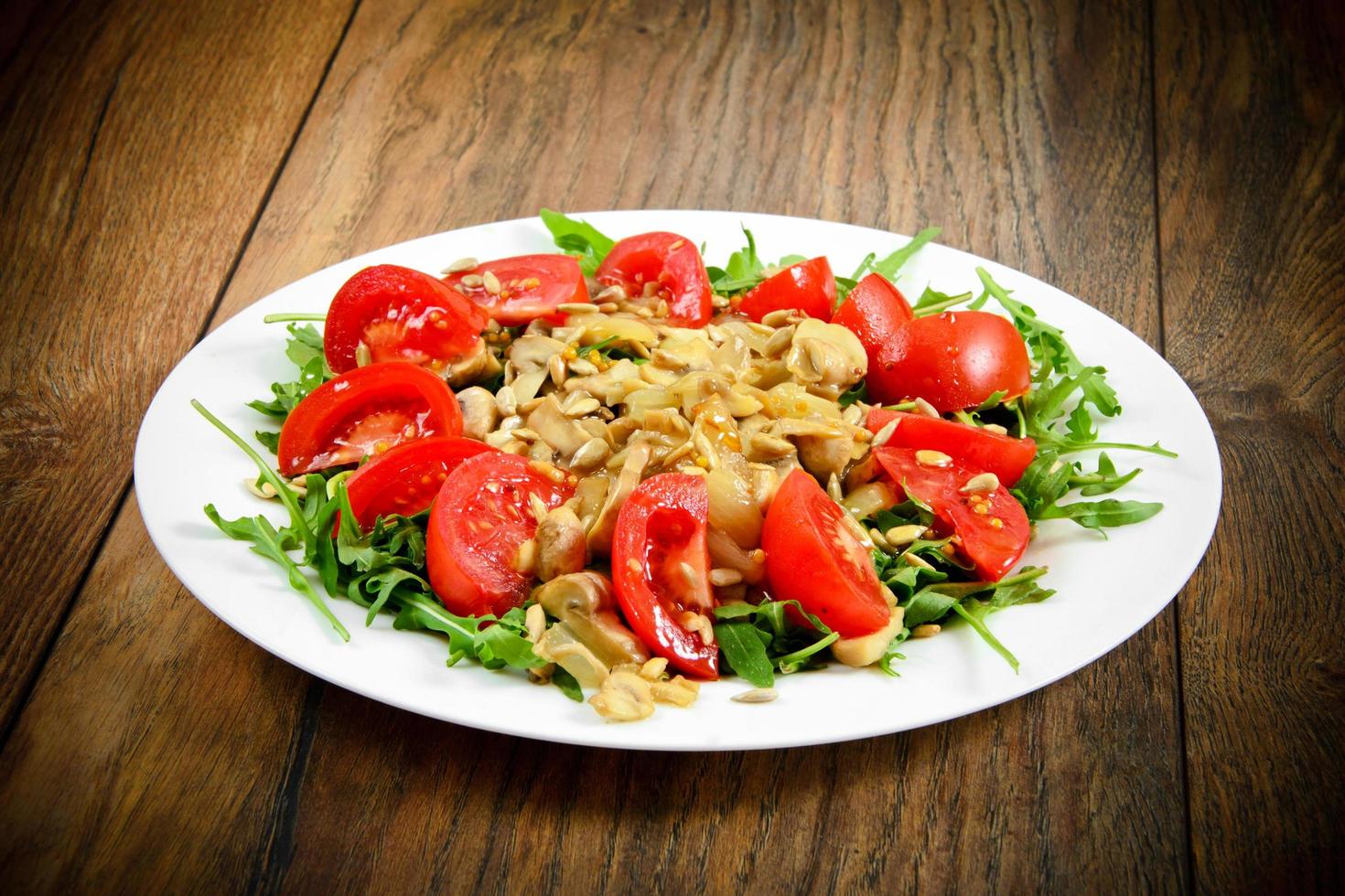 insalata con pomodori, funghi, rucola e semi di girasole foto