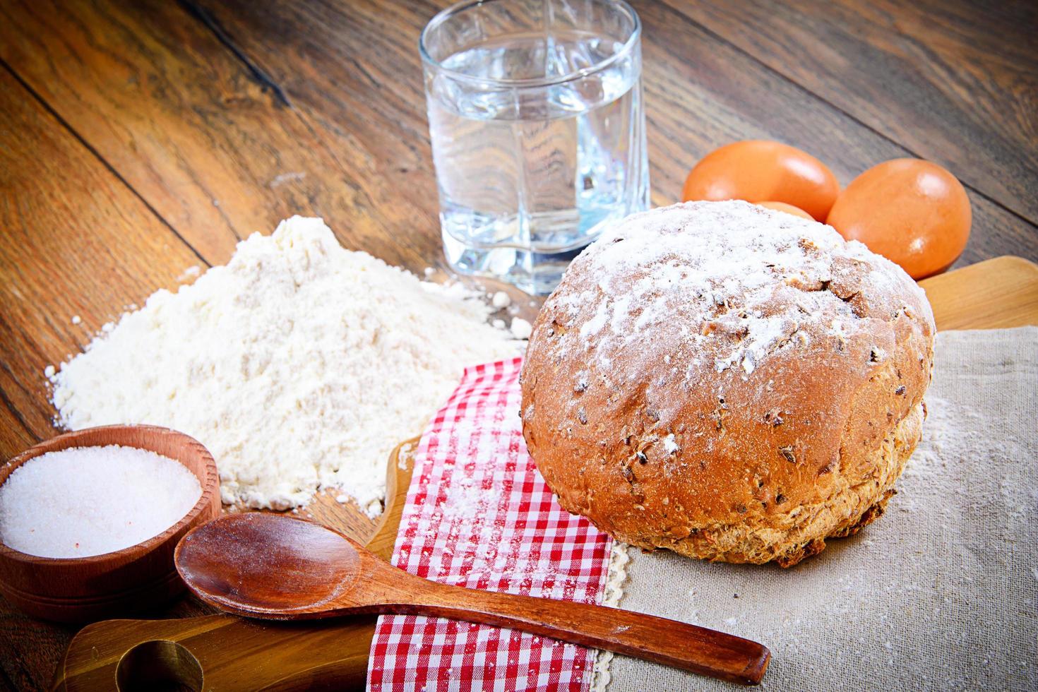 pane, farina, uova e acqua. cottura al forno foto