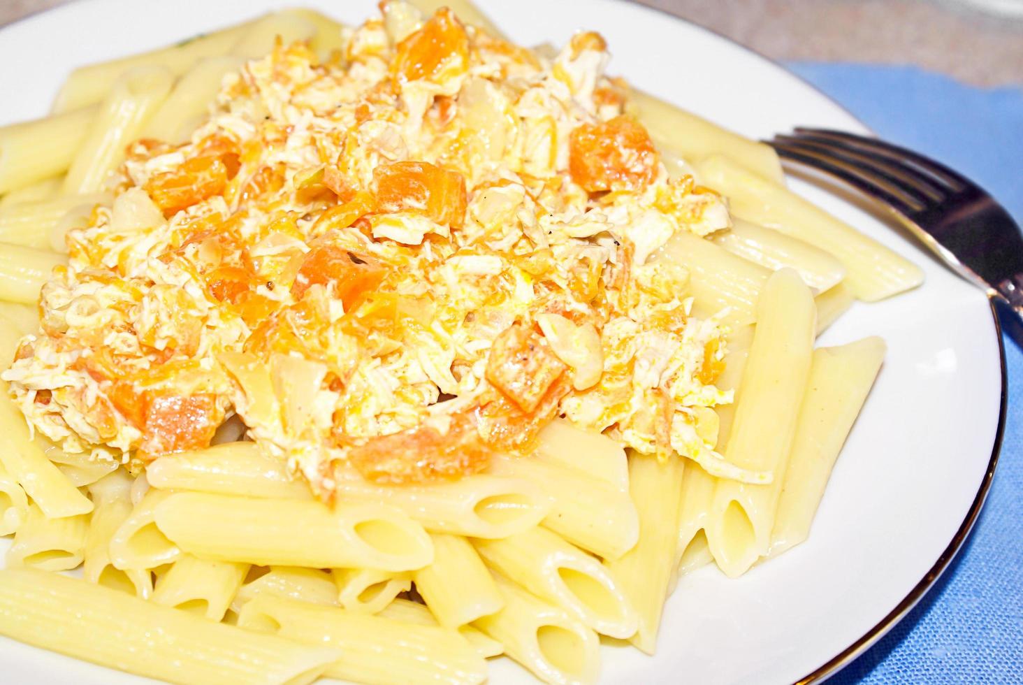 zucca al forno con pollo, panna e pasta foto