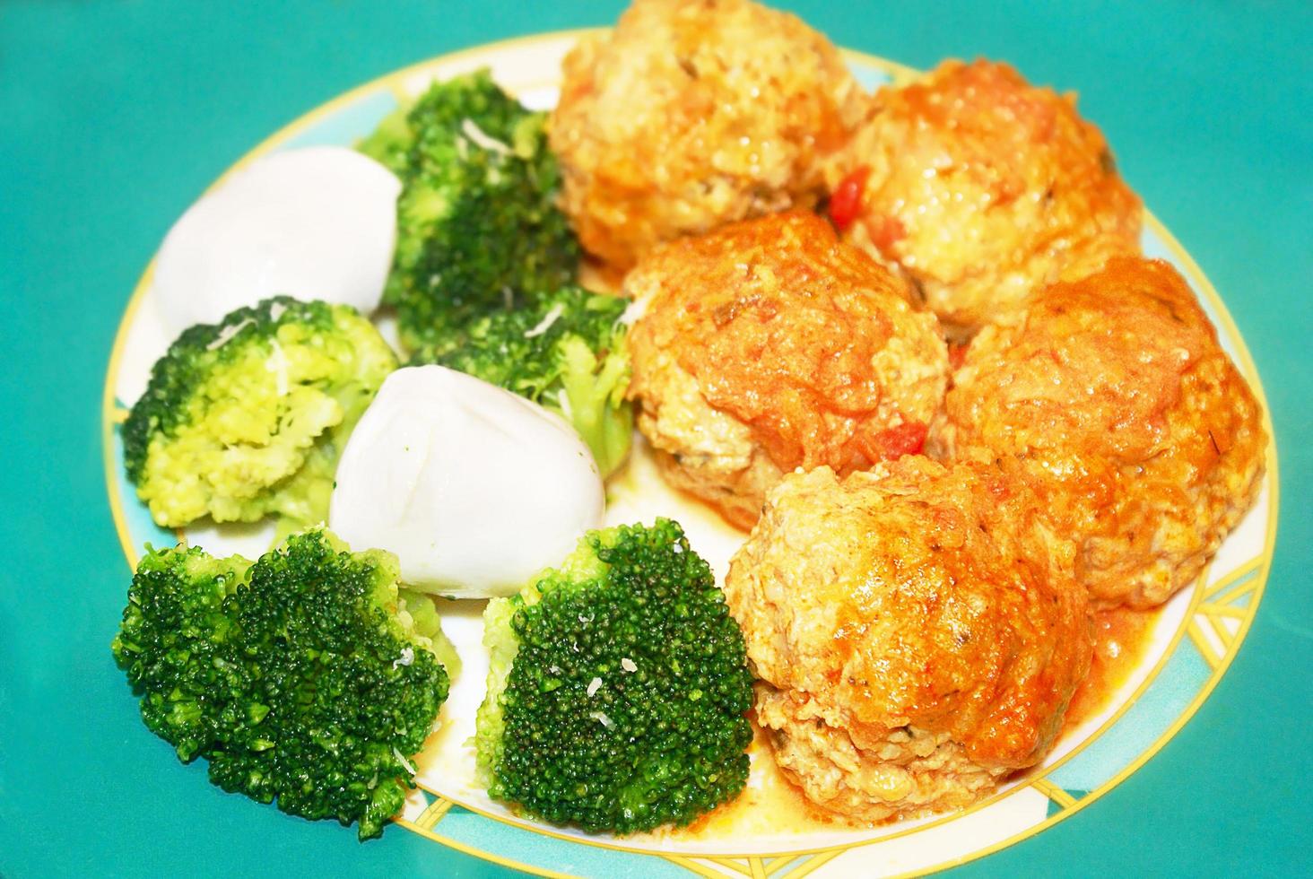 polpette fritte con broccoli e uova foto