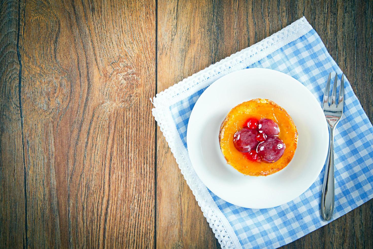 torta di frutta su sfondo legnoso retrò vintage foto