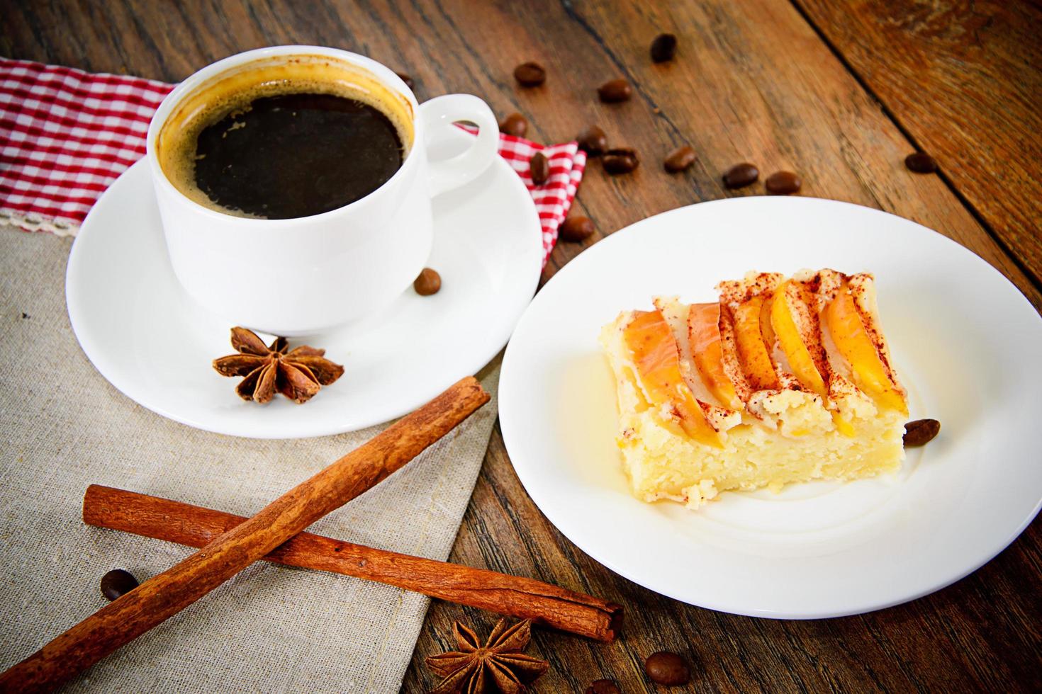 tazzina da caffè con torta di mele su fondo legnoso foto