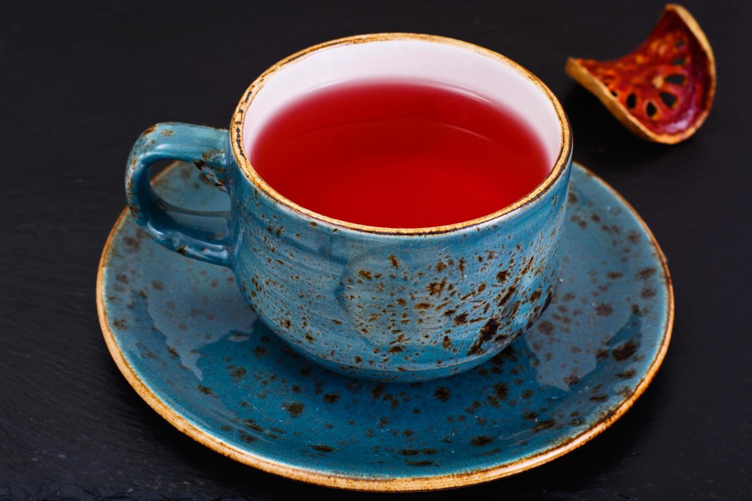 tè rosso in una bella tazza foto