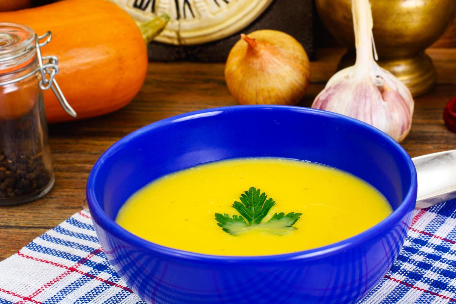 zuppa di carote, crema di zucca con cibo dietetico a base di uova foto