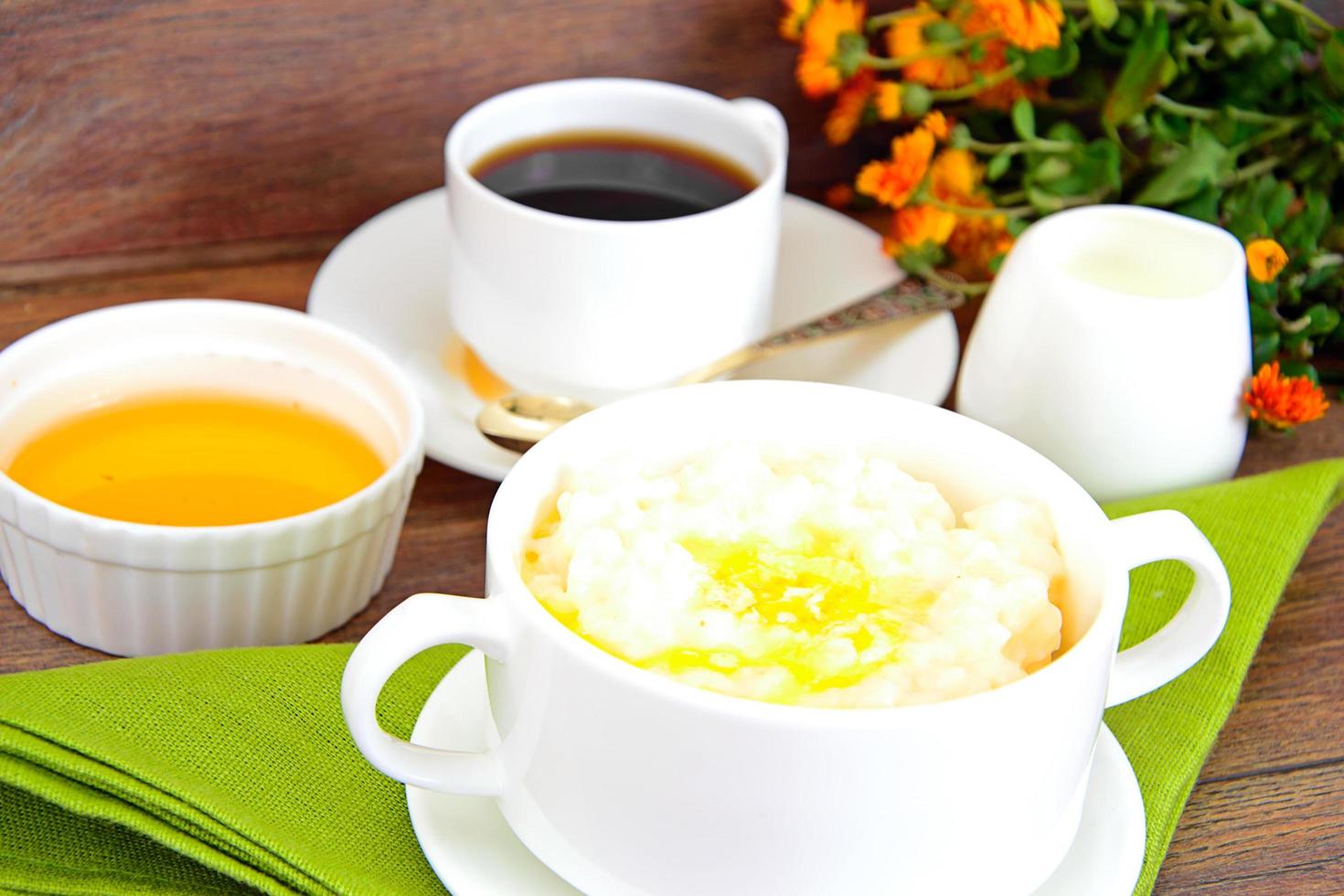 porridge di riso con burro dolce, marmellata e caffè foto
