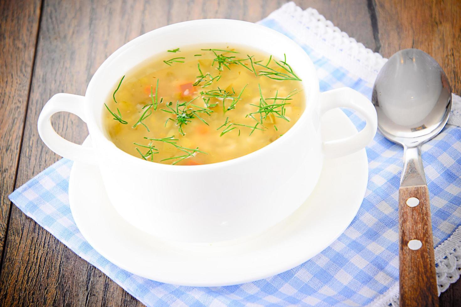 zuppa di verdure in un piatto bianco foto