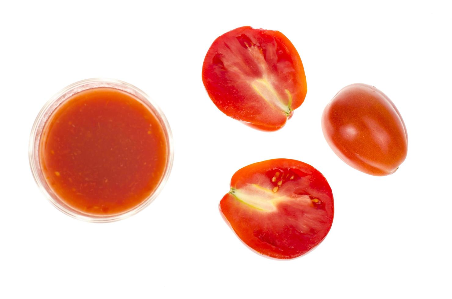 succo di pomodoro naturale in vetro su sfondo bianco. foto