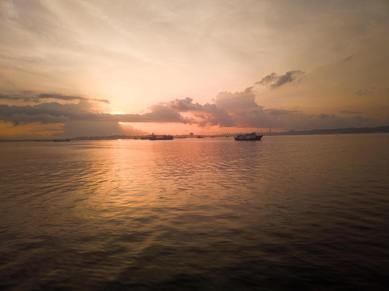 fotografia di bellissimo visualizzazioni di luce del sole su il oceano nel il mattina foto