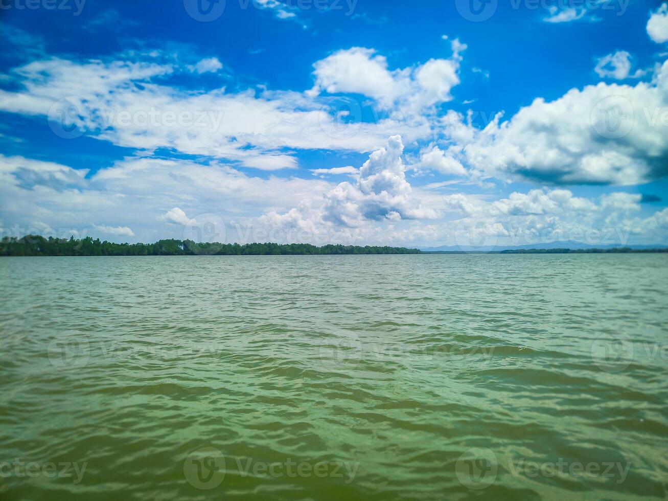 paesaggio fotografia di oceano atmosfera con un' luminosa blu cielo sfondo foto