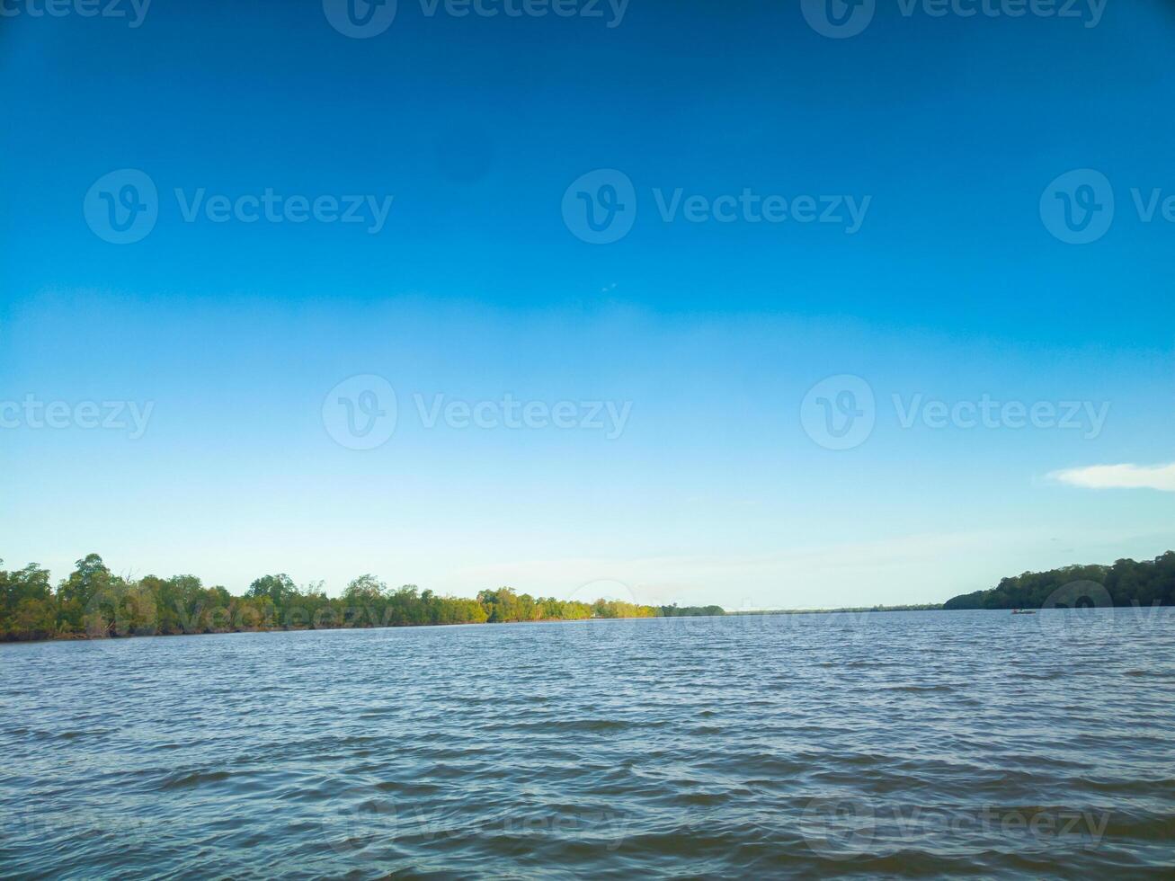 paesaggio fotografia di oceano atmosfera con un' luminosa blu cielo sfondo foto