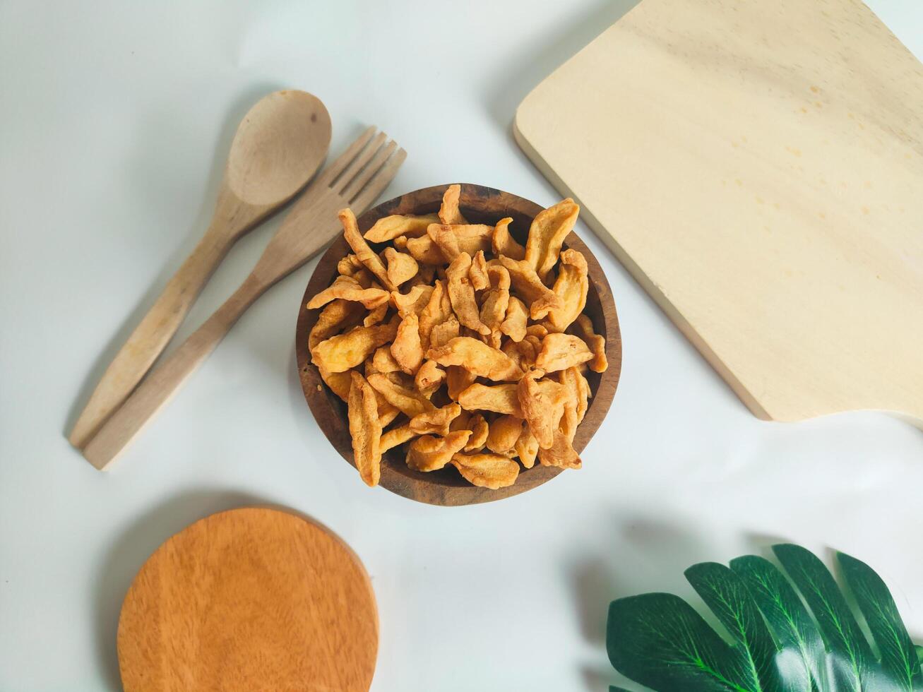 fotografia di cimi-cimi merenda cibo nel un' di legno ciotola su un' bianca sfondo foto