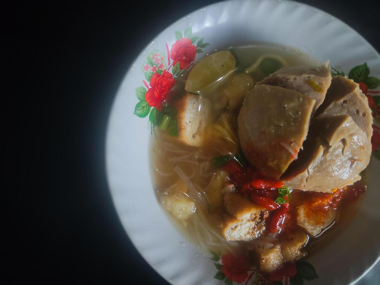 fotografia di jumbo Polpette cibo a partire dal Indonesia su un' ciotola su un' nero sfondo foto