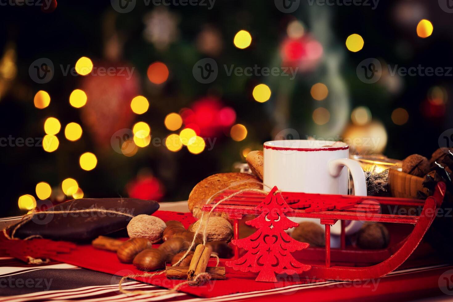 tazza di caldo tè su con dietro a Natale albero. foto