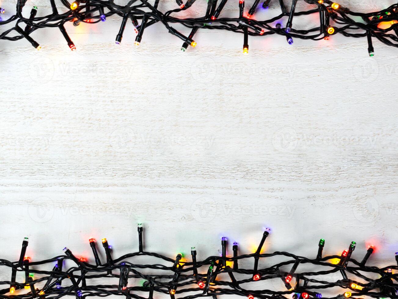 Natale luci lampadina telaio decorazione su bianca Di legno. foto