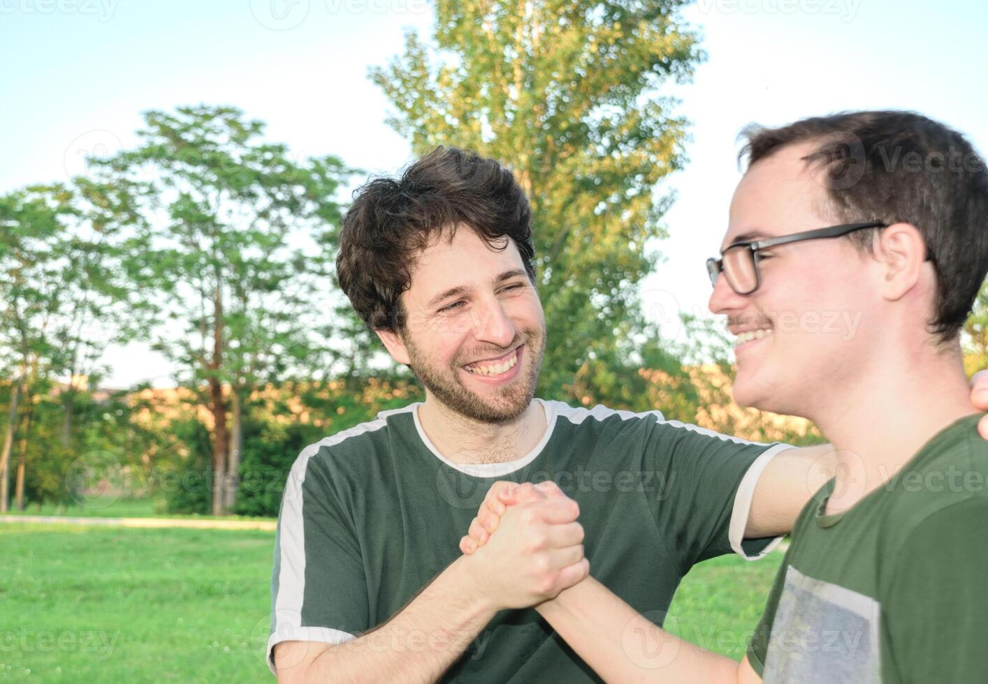 Due amici batti cinque felicemente dopo Lavorando su foto