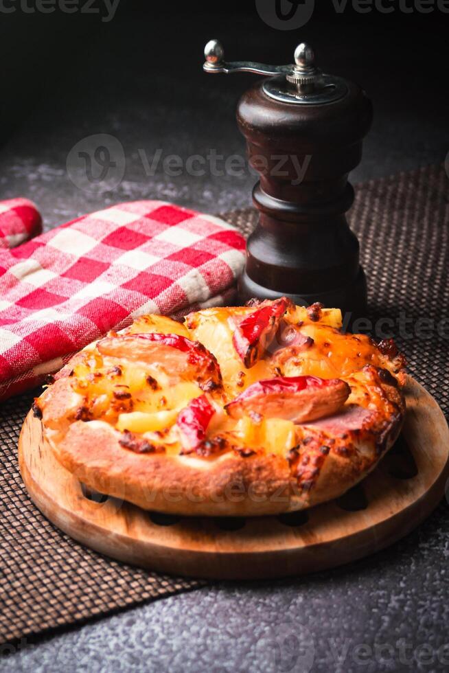 piccolo Pizza con Granchio guarnizione servito nel Pizza ristoranti, mini Pizza, italiano cibo, caldo Pizza con Granchio guarnizione. foto