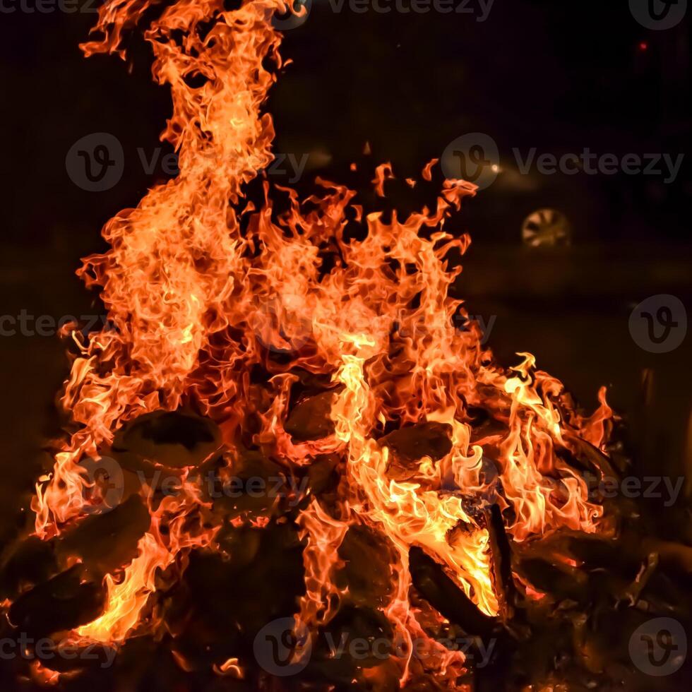 fiamme di fuoco su sfondo nero, fiamma di fuoco fiamma sfondo trama, magnificamente, il fuoco sta bruciando, fiamme di fuoco con legno e falò di sterco di vacca foto