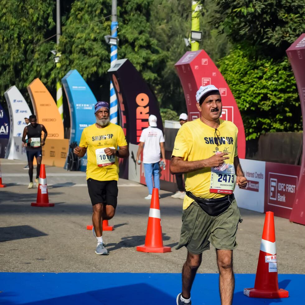 nuovo delhi, India - ottobre 15 2023 - vedanta delhi metà maratona gara dopo covid nel quale maratona partecipanti di per attraversare il finire linea, delhi metà maratona 2023 foto