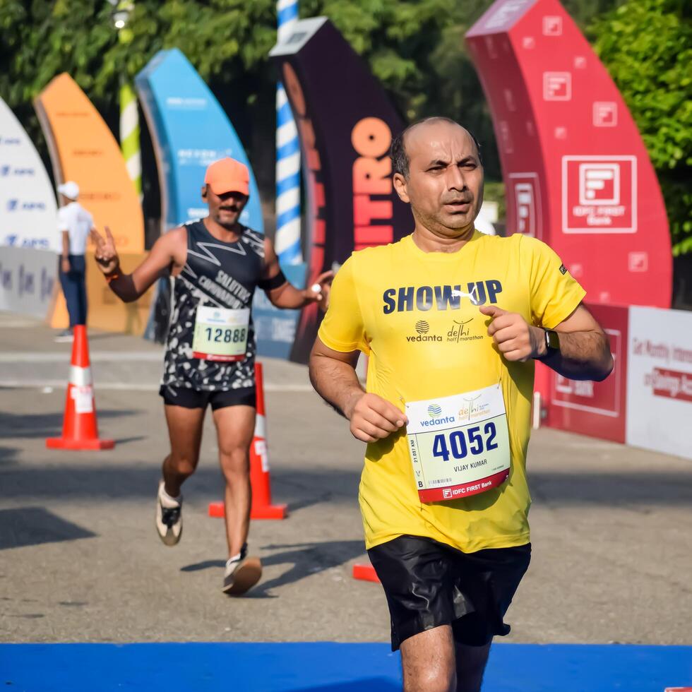 nuovo delhi, India - ottobre 15 2023 - vedanta delhi metà maratona gara dopo covid nel quale maratona partecipanti di per attraversare il finire linea, delhi metà maratona 2023 foto