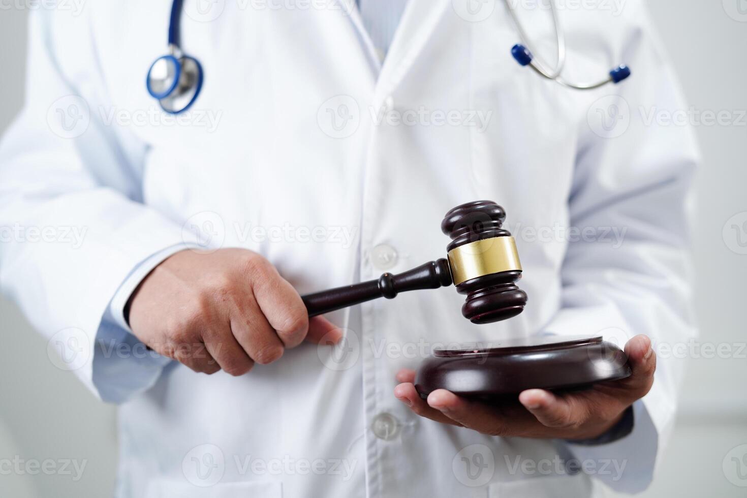 asiatico medico Tenere Tribunale martello per e crimine legge giustizia, legale medicinale. foto