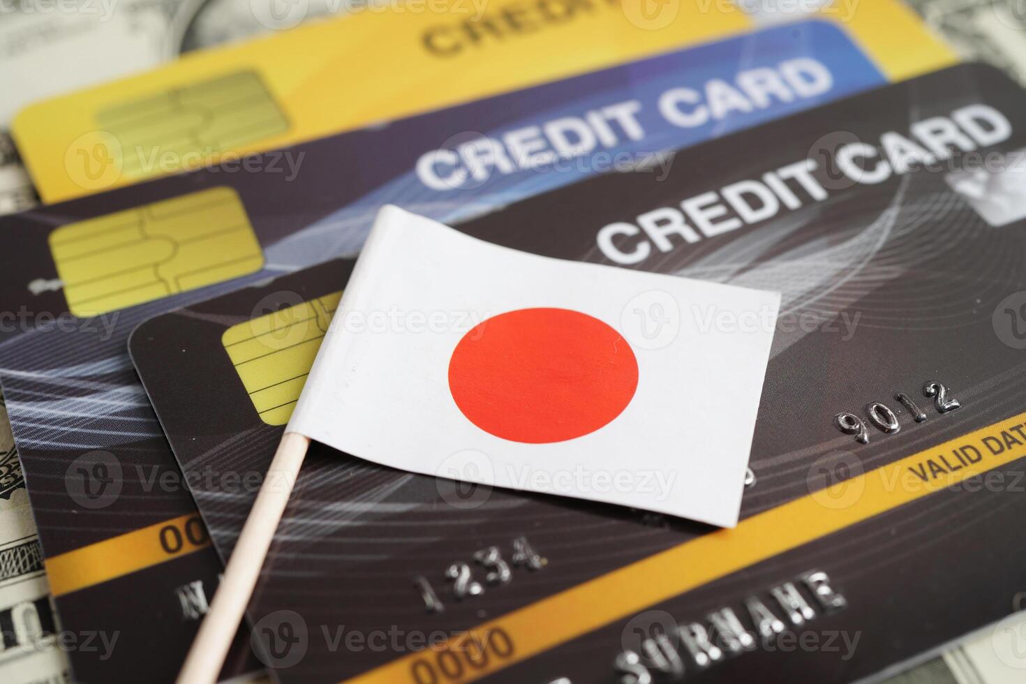 Giappone bandiera su credito carta, finanza economia commercio shopping in linea attività commerciale. foto