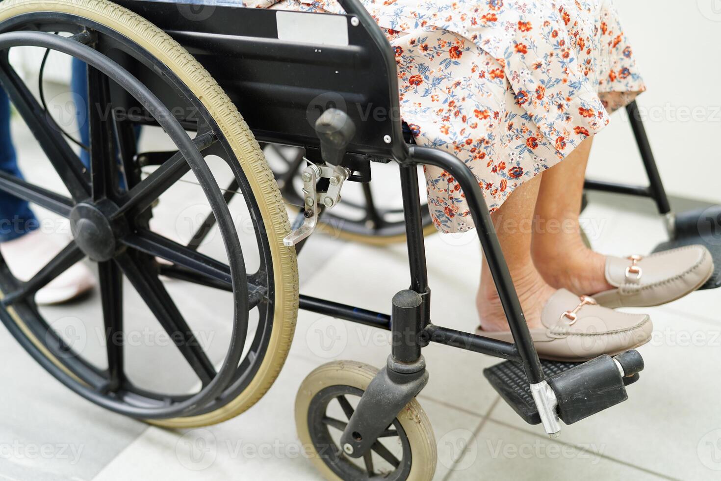 asiatico anziano donna invalidità paziente seduta su sedia a rotelle nel Ospedale, medico concetto. foto