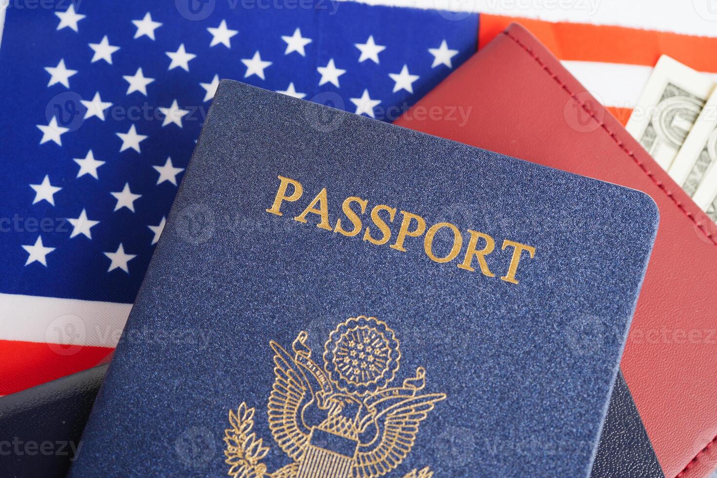 noi passaporto con Stati Uniti d'America dollaro i soldi, americano cittadino nel unito stati di America. foto