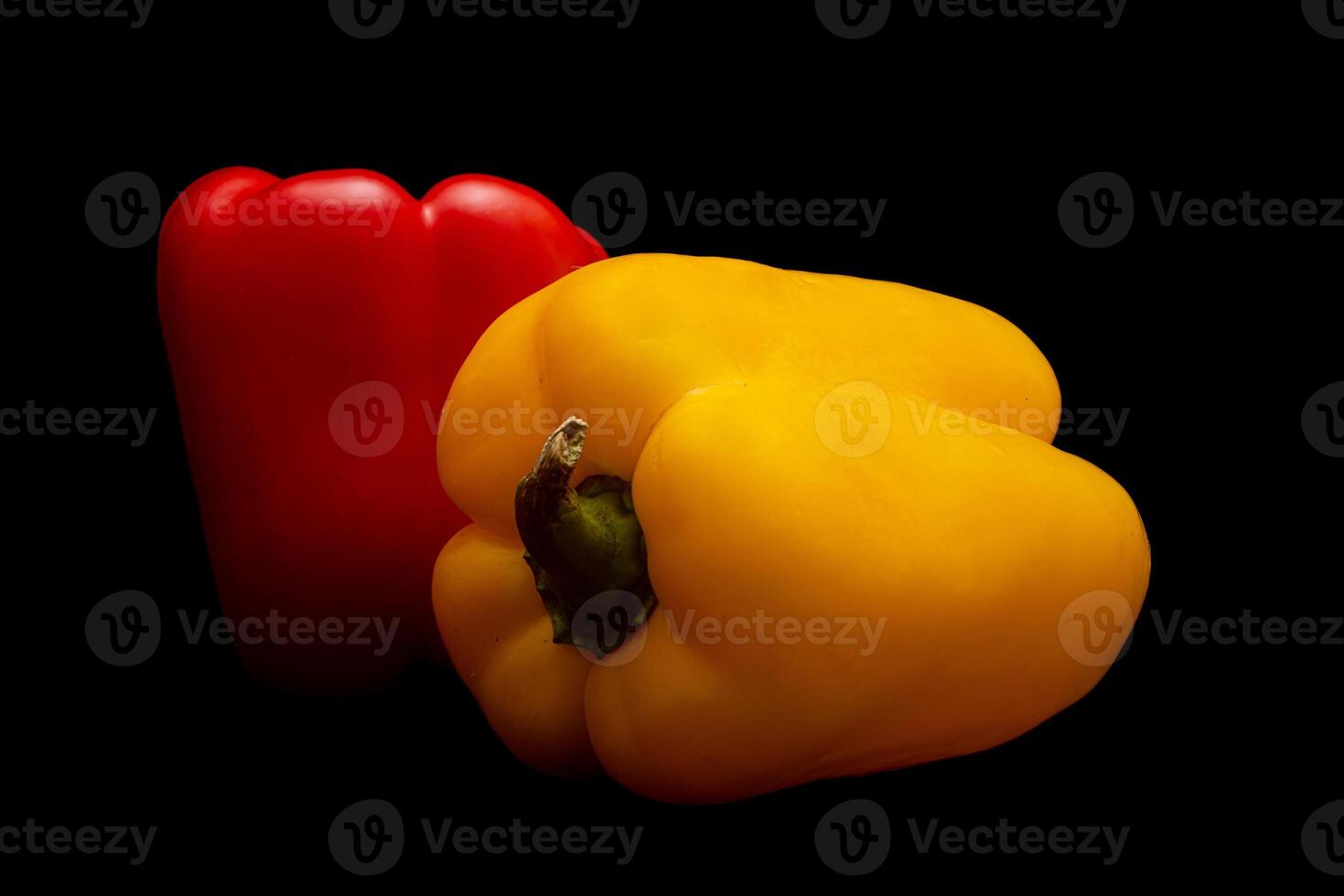 rosso e giallo Pepe nel nero sfondo foto