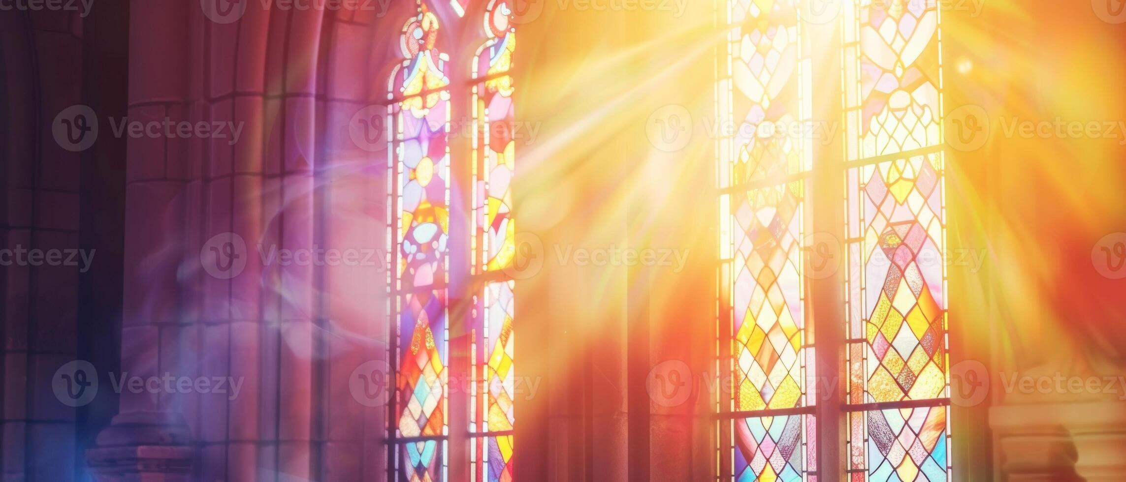 un' finestra con un' sole splendente attraverso nel Chiesa foto