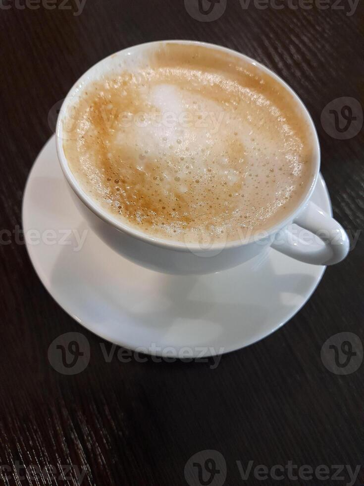 bianca caffè tazza. tazza di caffè su un' nero sfondo foto