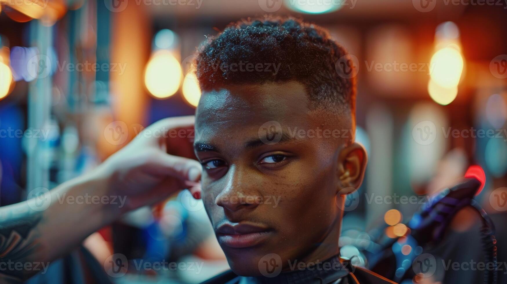 un' barbiere dando un' stretto dissolvenza per un' giovane uomo mentre dando lui consigli su il suo imminente lavoro colloquio foto