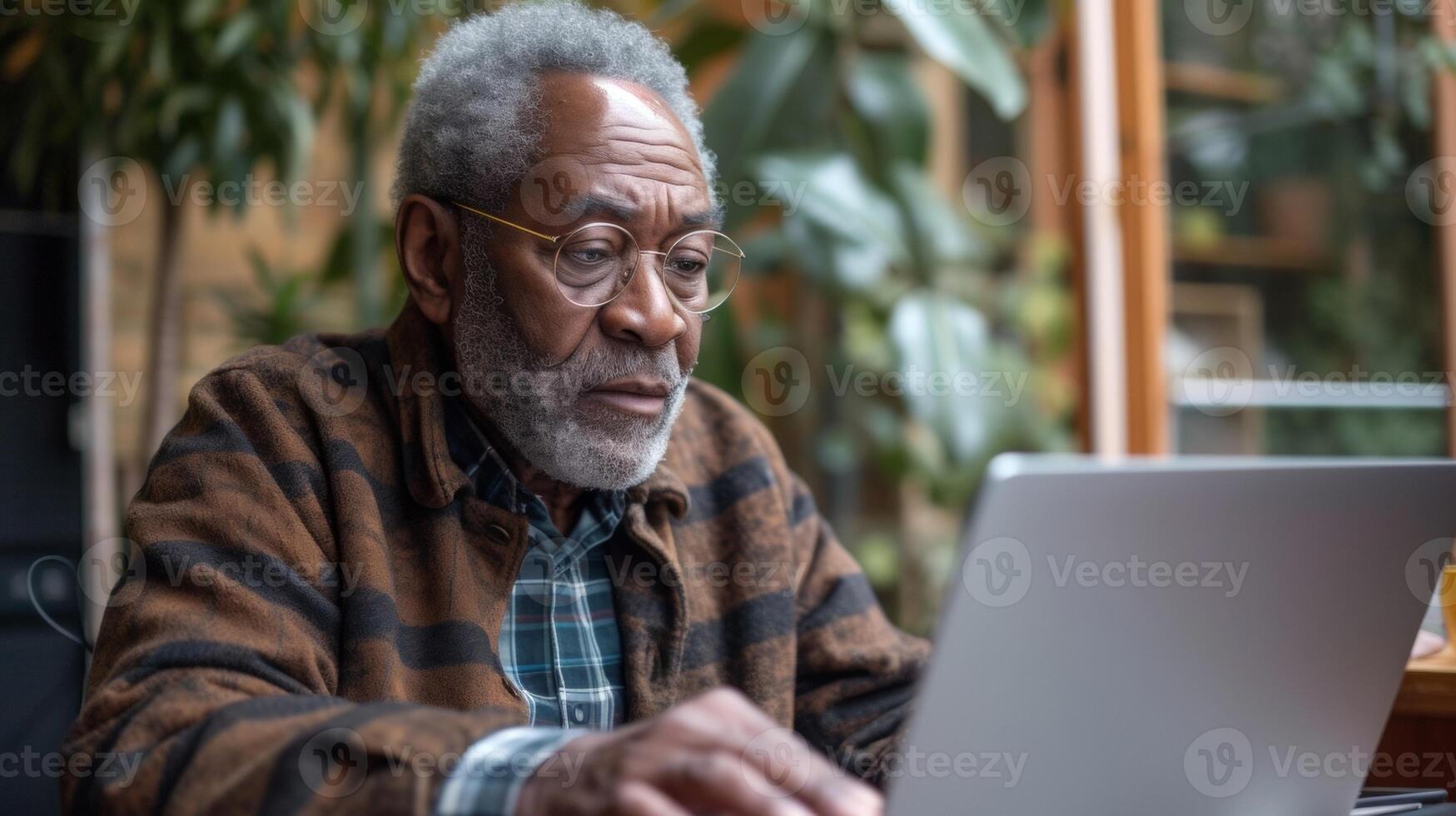 un' maturo uomo seduta a il suo cenare camera tavolo sembra intensamente a il suo il computer portatile schermo come lui discute il suo Salute preoccupazioni con un' virtuale spet grato per il convenienza un foto