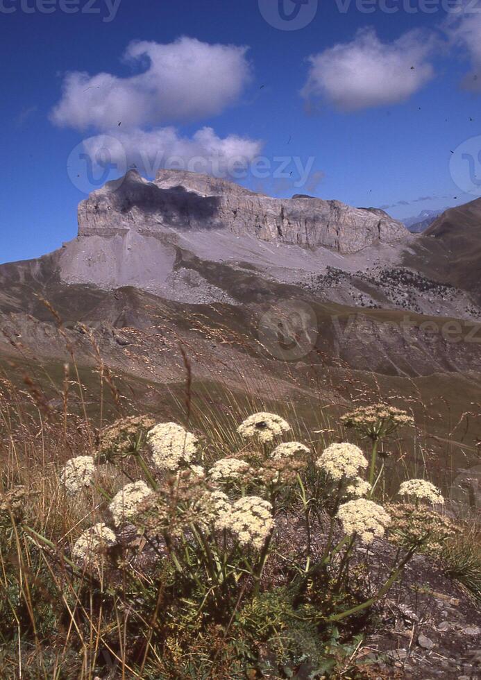 un' montagna con nuvole nel il cielo foto