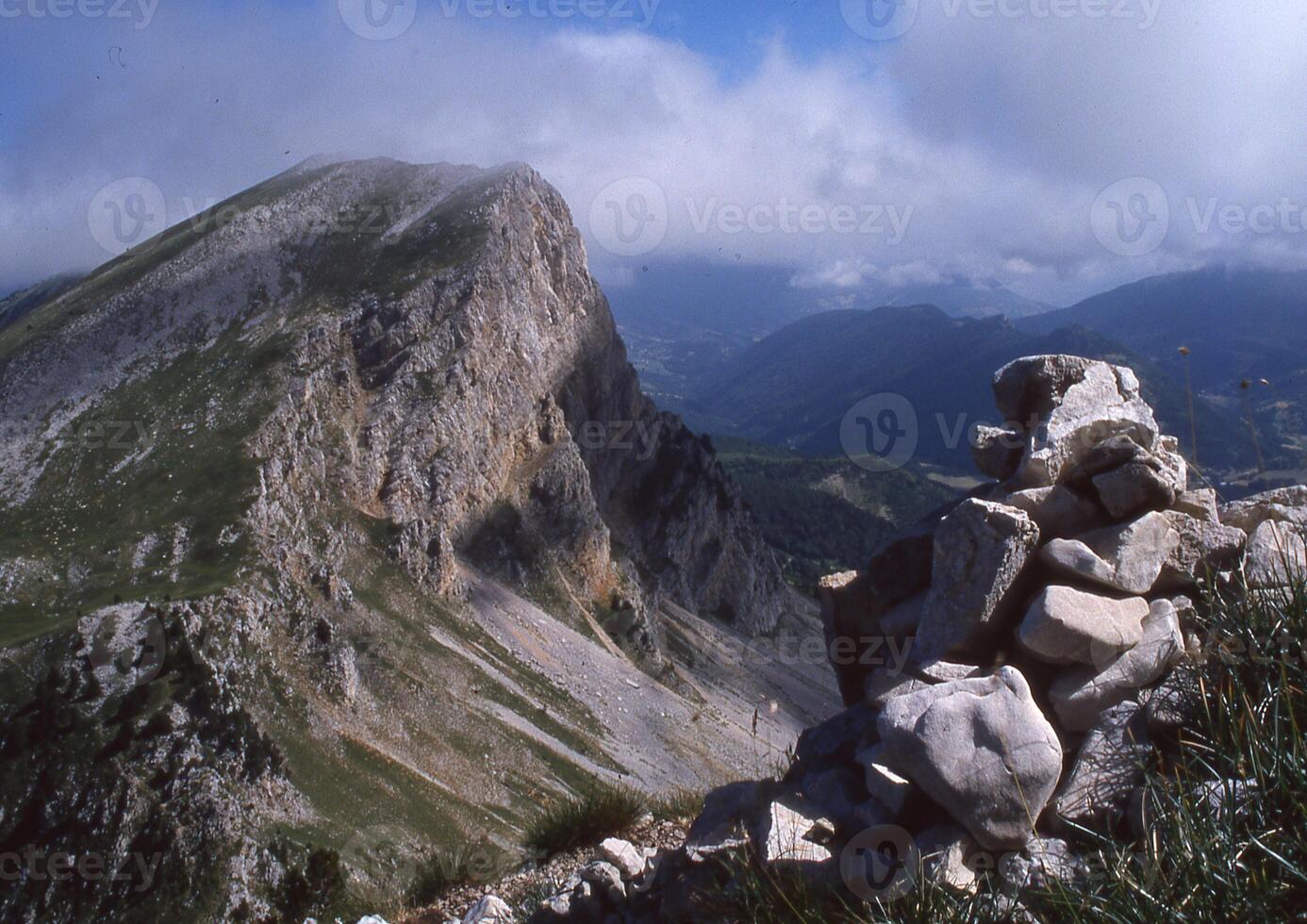 un' roccioso montagna con un' grande mucchio di rocce su superiore foto