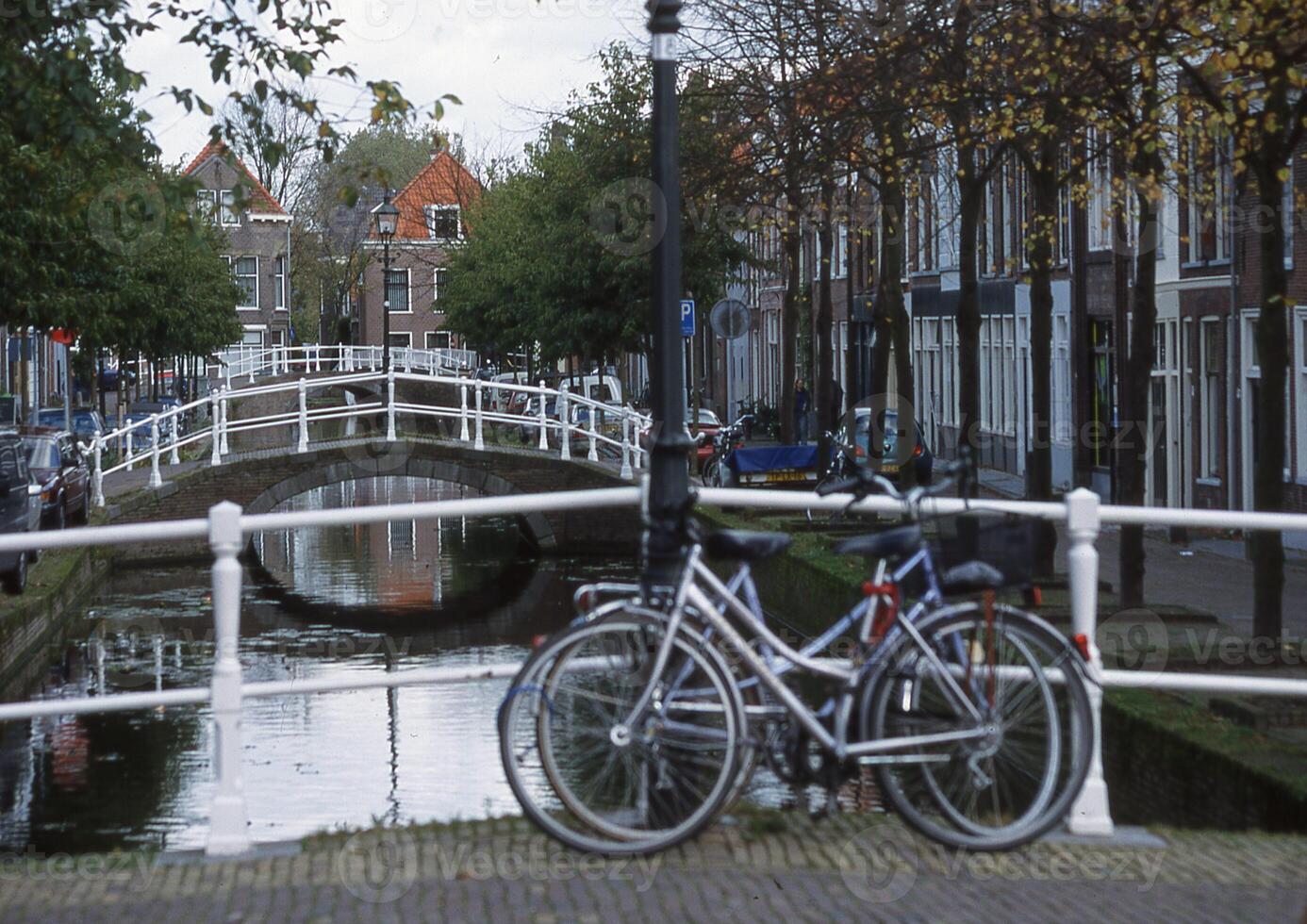 un' bicicletta è pendente contro un' recinto Il prossimo per un' canale foto