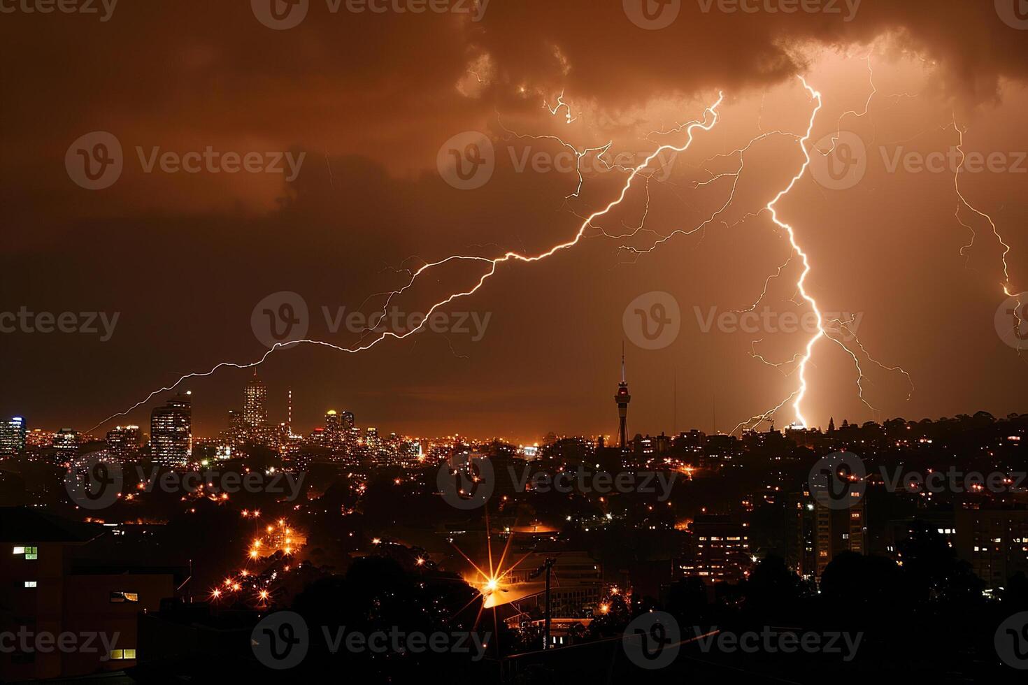 su tema di pauroso luminosa elettrico fulmine bullone con rami nel il notte buio cielo foto