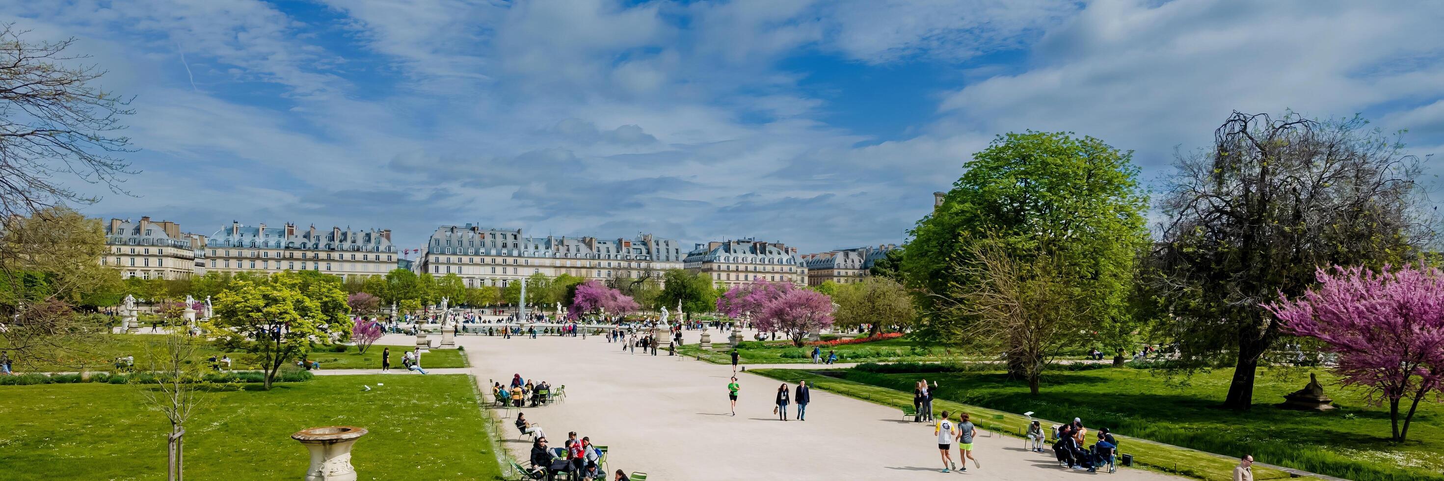 panoramico Visualizza di vivace primavera nel Parigi con persone godendo all'aperto attività nel un' lussureggiante pubblico parco, Parigi, Francia, aprile 14, 2024, Perfetto per viaggio e tempo libero concetti foto